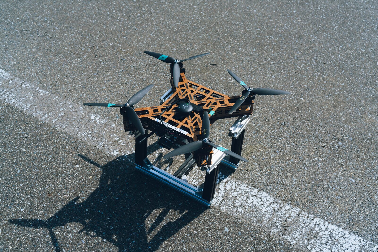 社内の機材を活用しチームで自作。「飛ばして壊す」高速な改善サイクルを回している。